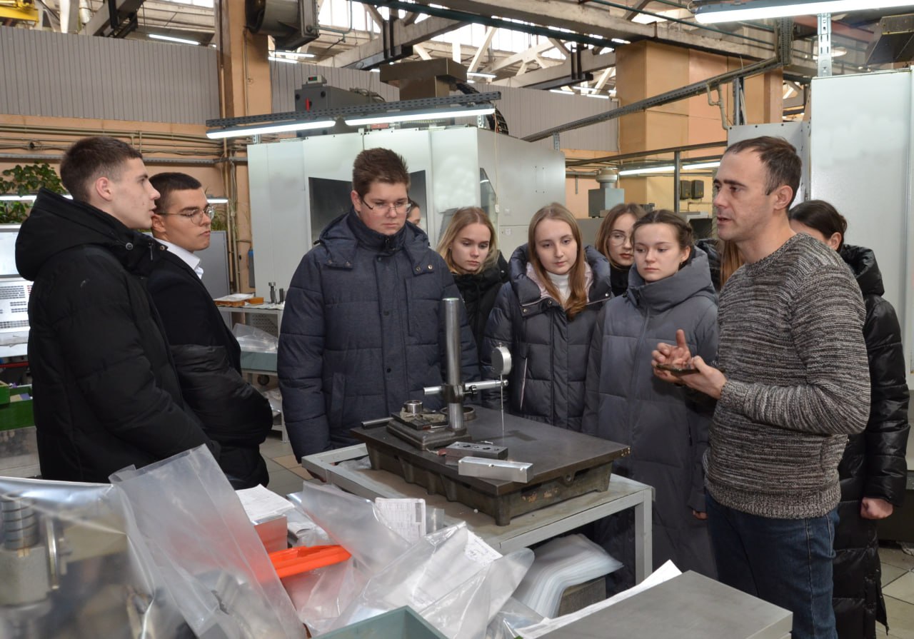Гимназисты 25-ой гимназии посещают АО Авиаавтоматика