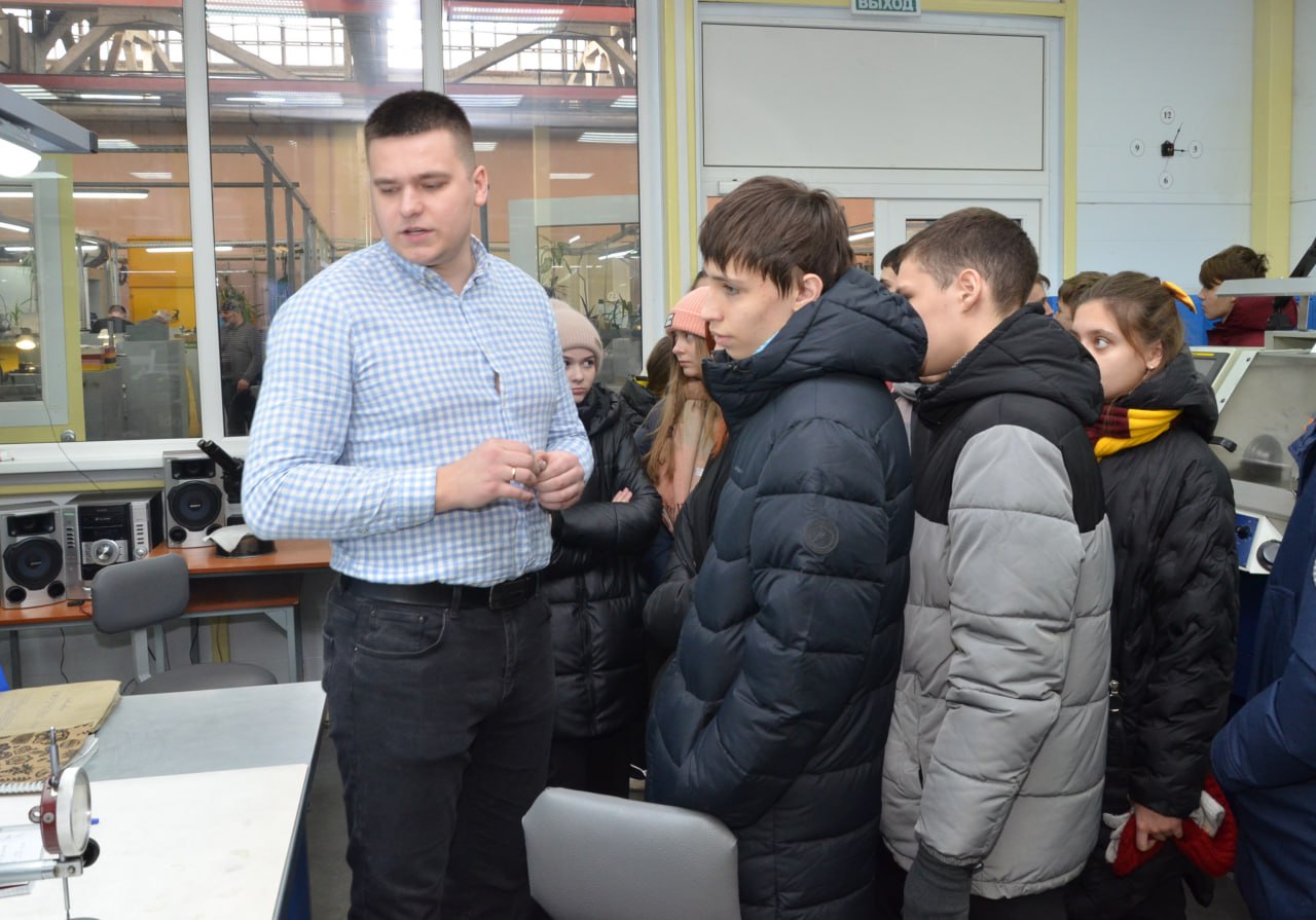 Гимназисты 25-ой гимназии посещают АО Авиаавтоматика