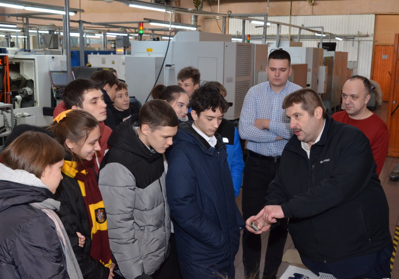 Гимназисты 25-ой гимназии посещают АО Авиаавтоматика
